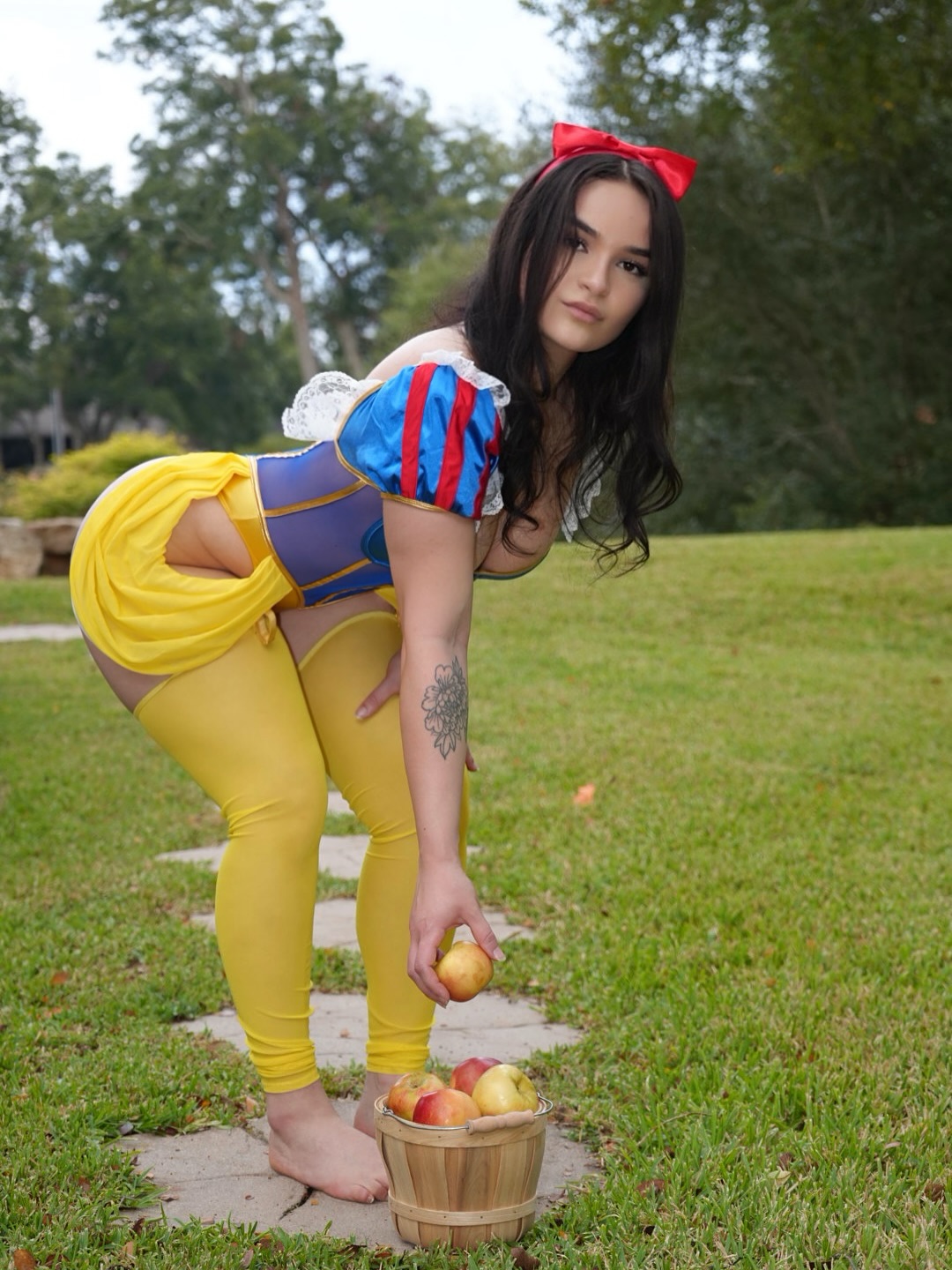 one bite and your’re mine 🍎