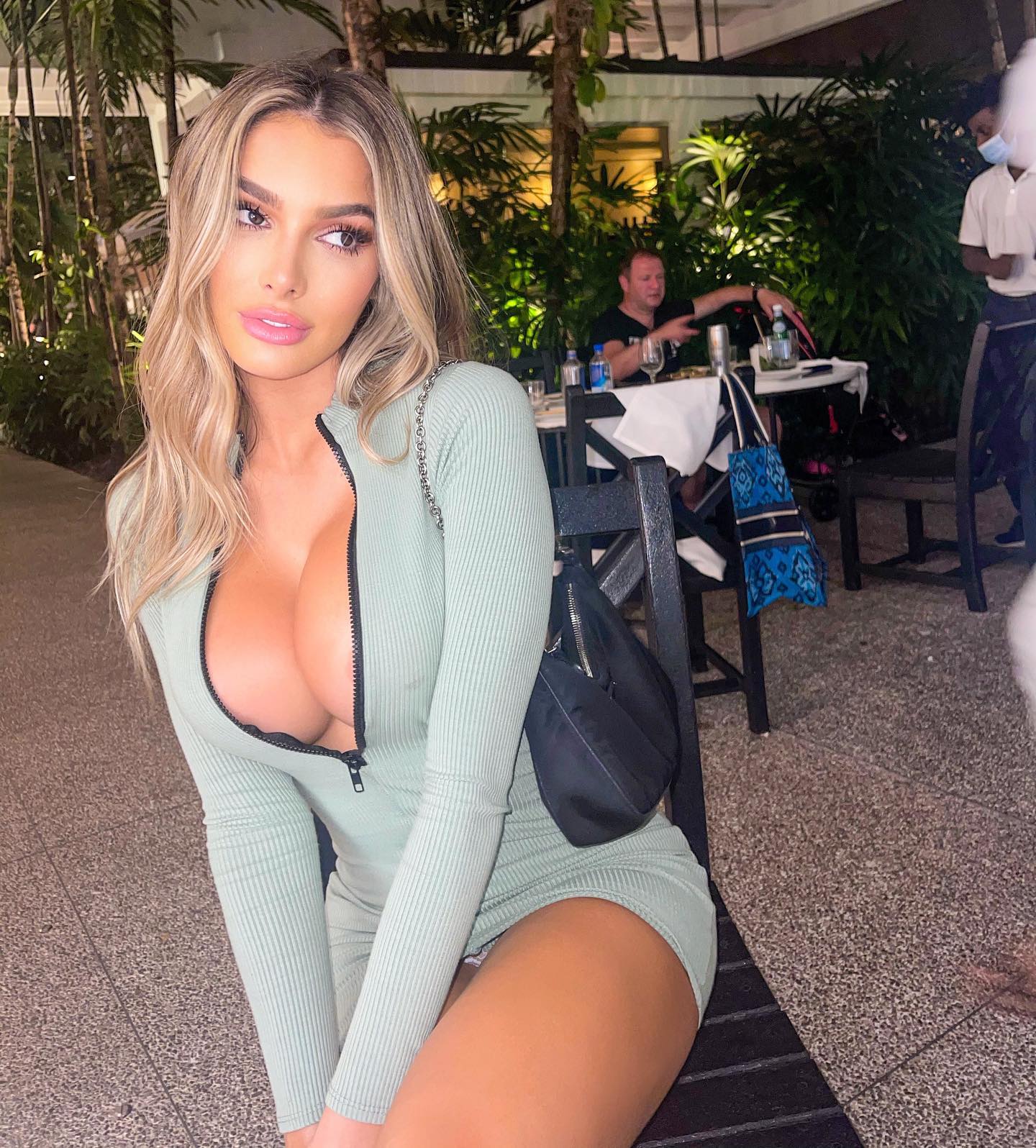 Hide your wife... blonde Lyna is back😼